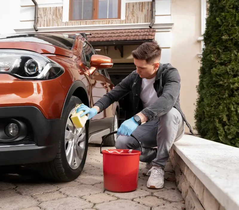 Lavage auto à domicile Perquie : professionnel intervenant sur un véhicule